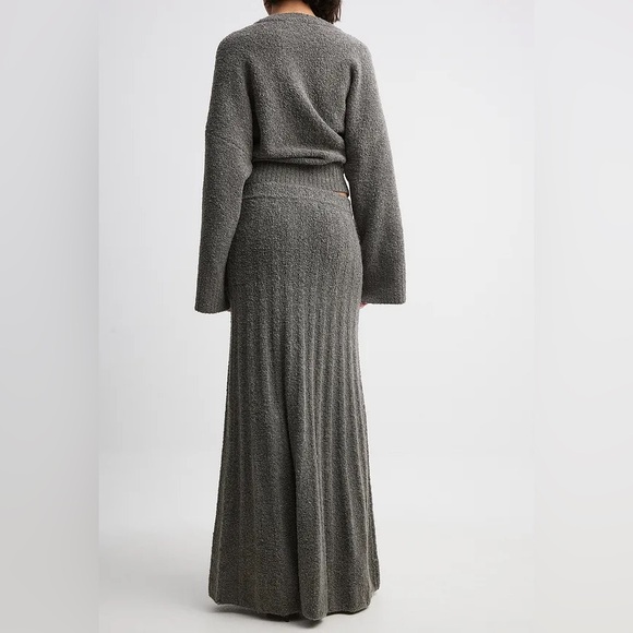 NA-KD 4 Piece - Grey Knitted V-Neck Sweater, Turtleneck Top, Scarf, & Maxi Skirt - Picture 11 of 16